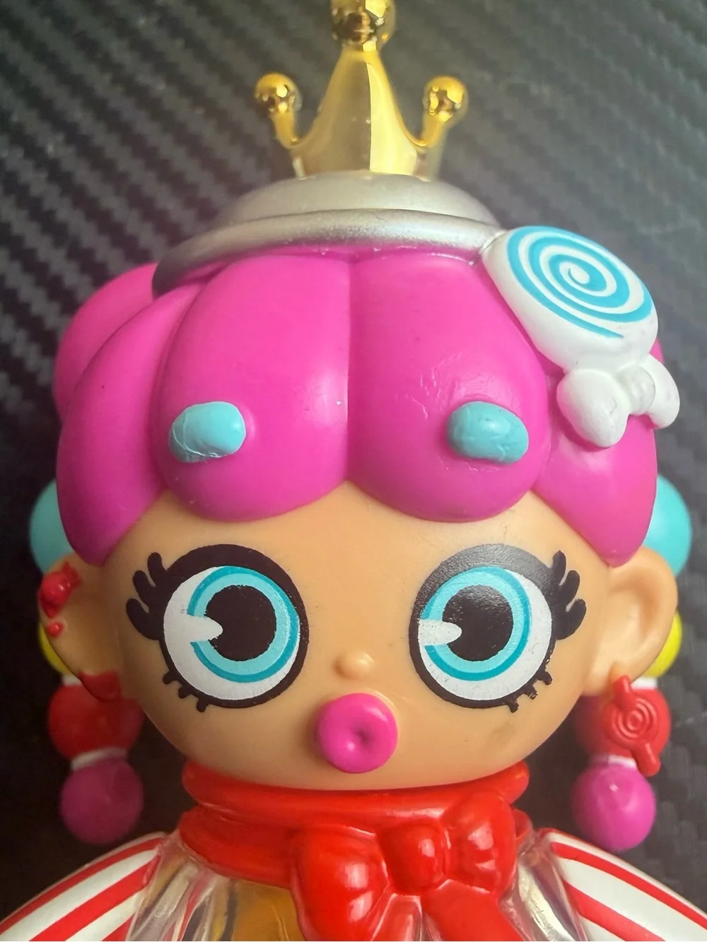 Moose Toys XOX Kweenie Kween of Suga Vinyl Figure Quirky Kweens Doll + Case